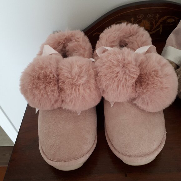 Pink Suedelike Slippers by La Vie En Rose - Size 6 1/2 - 7 - Picture 2 of 6